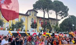 Denizli’de Galatasaray taraftarları 24. şampiyonluğu meydanlarda kutladı