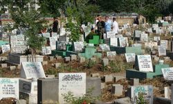 Diyarbakır’da bayram sabahı vatandaşlar mezarlıklara akın etti