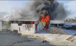 Hatay’da korkutan yangın: Prefabrik evler alevlere teslim oldu