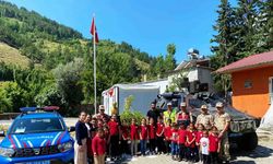 Jandarma depremzede öğrencileri okullarında ziyaret etti