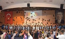 KMÜ’de Uygulamalı Bilimler Yüksekokulu öğrencileri mezuniyet heyecanı yaşadı