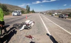 Motosiklet ile kamyonet çarpıştı: 1 yaralı