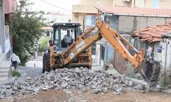 Bayraklı’da yol yenileme seferberliği sürüyor