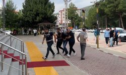 Burdur’da arabasının önünü kesip halasının oğlunu öldüren genç ve eşi tutuklandı