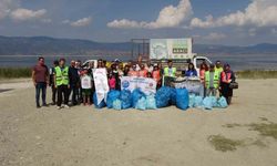 Dünya Temizlik Günü’nde kuraklıkla boğuşan Burdur Gölü etrafında çöp topladılar