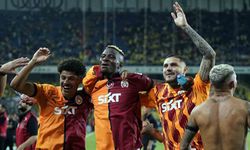 Galatasaraylı futbolcular derbi galibiyetini taraftarıyla kutladı