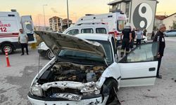 Kavşağa kontrolsüz giren otomobiller çarpıştı: 6 yaralı