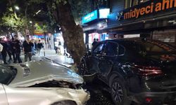 Üsküdar’da kontrolden çıkan araç park halindeki otomobile çarptı: 1’i ağır 4 yaralı