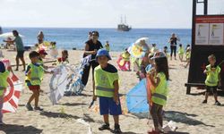 Alanya Belediyesi’nin minik öğrencileri sahilde doyasıya eğlendi