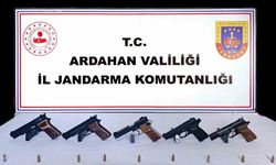 Ardahan’da otomobilde 5 adet ruhsatsız tabanca ele geçirildi