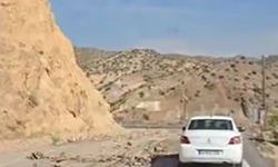 Elazığ’da deprem sonrası kayalar yola düştü