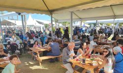 Festivalin en minik ziyaretçisi Adana kebabı ile avutuldu