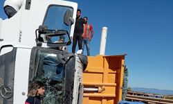 Hafriyat kamyonu devrildi, yol 2 saat trafiğe kapandı