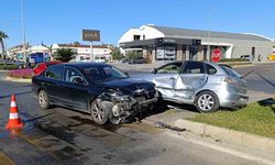 Manavgat’ta çarpışan otomobiller levhaları yıktı: 3 yaralı