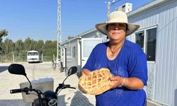 Vefakar depremzede anne, motosikletini iyilik için sürüyor