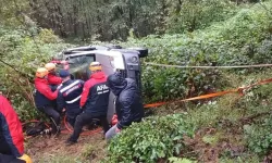 Rize’de uçuruma yuvarlanan araç askıda kaldı, sürücüyü ekipler kurtardı