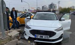 Diyarbakır’da iki otomobil çarpıştı: 1 yaralı