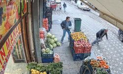 Diyarbakır’da kaldırımda yürüyen adamın kalp krizi geçirme anı kameraya yansıdı