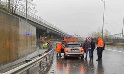 Kağıthane’de sağanak yağış nedeniyle bir kadın sürücü su birikintisinde kaldı