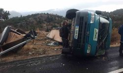 Minibüs devrildi, yabancı uyruklu sürücü yaralandı