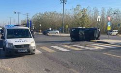 Sakarya’da hafif ticari araçla çarpışan otomobil devrildi: 1 yaralı