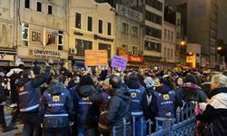 Taksim’de izinsiz gösteri yapmak isteyen eylemciler, polise biber gazı ve boya sıktı