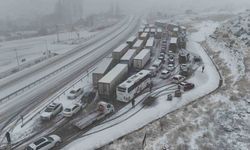 Yoğun kar yağışıyla Erzincan - Sivas kara yolu ulaşıma kapandı