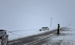 Yozgat’ta yoğun kar yağışı aracın kara saplanmasına neden oldu