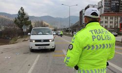 Amasya’da polisi görünce kaçan minibüsten 20 kaçak göçmen çıktı