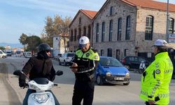 Ayvalık’ta trafik polisi eksik evraklı ve kasksız motosiklet sürücülerine geçit vermiyor