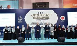 Bağcılar’da hafızlık kursunu başarıyla tamamlayan 182 hafız kız, taçlarını taktı