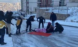 Buzda düşüp yaralanan vatandaşa ulaşmak için insan zinciri oluşturdular, ayakkabılarını çıkarıp yere kilim serdiler