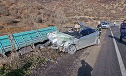 Çorum’da kamyonla çarpışan otomobil hurdaya döndü, 2 kişi öldü