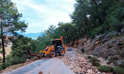 Finike’de taş ve mıcırla kaplanan yol temizlendi