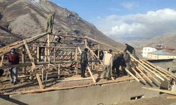 Hakkari’de şiddetli rüzgar çatıları uçurdu