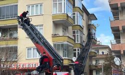 Lüleburgaz’da apartman dairesi yangını: Panik yaşayan vatandaşlar itfaiye merdivenleriyle indirildi