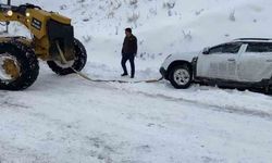 Siirt’te yoğun kar yağışı nedeniyle kapanan yol ulaşıma açıldı