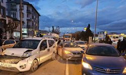 Zincirleme trafik kazasında 7 kişi yaralandı