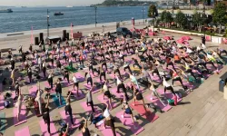 İstanbul'da rıhtımda 'çocuk' yogası