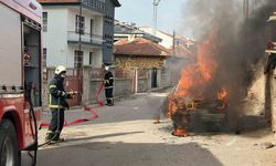 Aksaray’da park halindeki araç alev alev yandı