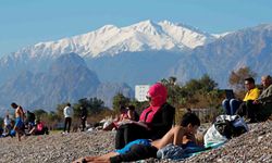 Antalya’da karla kaplı dağların gölgesinde deniz ve güneş keyfi