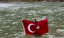 Öğretim görevlisi, doğa harikası şelaleyi tanıtmak için buz gibi suda yüzdü