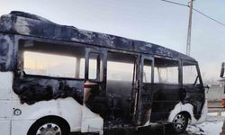 Isparta’da alev alan okul servisindeki 2 öğrenci son anda kurtarıldı
