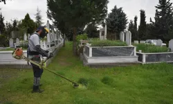 Bursa mezarlıklarında bayram hazırlığı