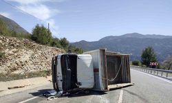 Antalya’da inşaat malzemesi yüklü kamyonet devrildi: 2 yaralı