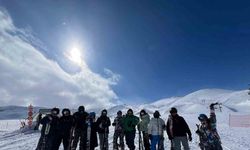Avrupa’dan gelen gönüllüler Erciyes’te kayak öğrendi