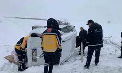 Çorum’da hafif ticari araç ile minibüs çarpıştı: 2 yaralı