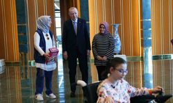 Cumhurbaşkanı Erdoğan, kendisiyle görüşmek isteyen engelli kız çocuklarını Cumhurbaşkanlığı Külliyesi’nde ağırladı
