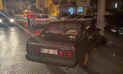 Direğe çarpan otomobilin sürücüsü ehliyetsiz çıktı