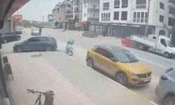 Hızlı otomobil kamyonetin altına girdi